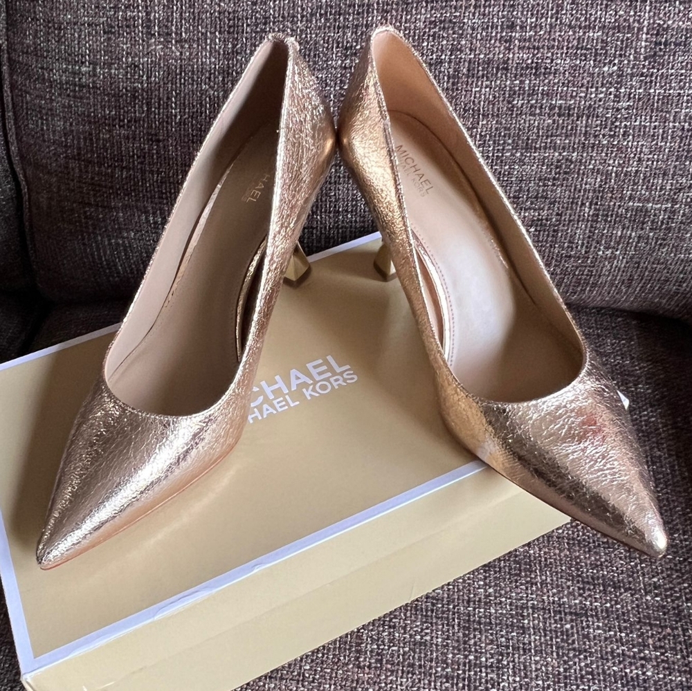 New NIOB Women's Michael Kors Clara Pale Gold Mid Pumps,  Size 9.5